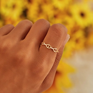 S925 sterling silver gold-plated chain link ring with pavé diamonds on finger