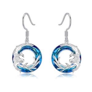 Dettaglio degli orecchini a fenice in argento con cristalli blu e gancio a S raffinato