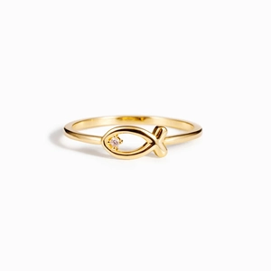 Bague poisson en argent s925 doré avec un accent en diamant sur fond blanc épuré