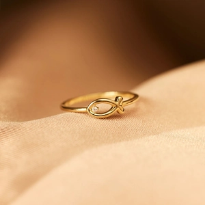 Bague élégante en argent S925 dorée en forme de poisson avec diamant sur fond de soie fine