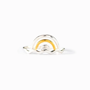 Bague arc-en-ciel minimaliste en argent S925 avec double design élégant de vagues sur fond blanc