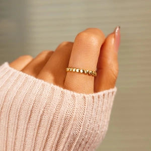 Bague perlée minimaliste en argent S925 doré portée à l'index d'une femme