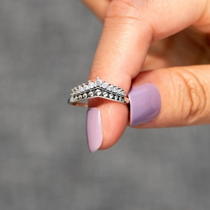 Sparkling S925 sterling silver V-shaped crown ring with micro-pave zirconia stones