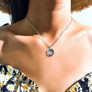 Collana in argento S925 con cristallo fenice e ciondolo a onda durante una vacanza estiva
