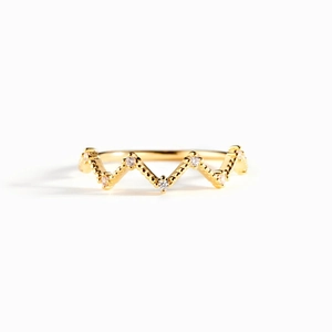 Elegant wave-shaped 925 silver ring with sparkling diamonds and gold-plated finish