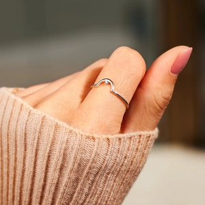 S925 sterling silver arched ring featuring a round blue gemstone on a model hand