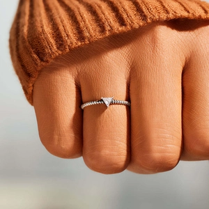 Minimalist s925 sterling silver ring with triangular zircon and twisted rope band