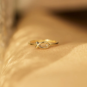 Détail macro d'une bague poisson en argent S925 doré sertie d'un petit diamant