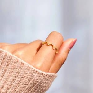 Elegant s925 silver heartbeat wave ring with zircons in minimalist gold finish