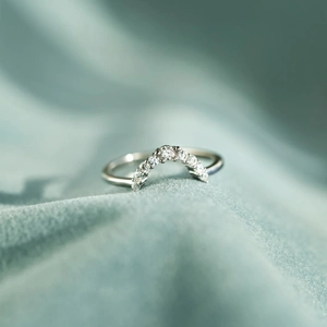 Polished S925 sterling silver V-shaped ring featuring sparkling round cubic zirconia