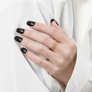 Double-layered gold zigzag ring with sparkling cubic zirconia on a female finger