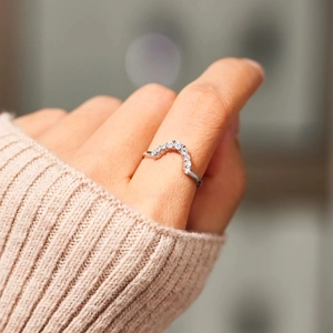 S925 sterling silver V-shaped arched ring with shimmering pavé set cubic zirconia stones