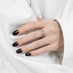 Modern s925 double layer wavy ring with sparkling cubic zirconia on female hand
