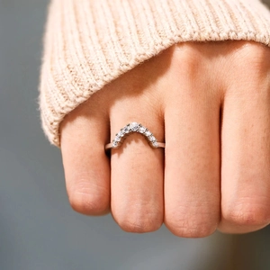 Elegant S925 sterling silver V-shaped arched ring with shimmering pavé zircon stones