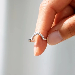 Minimalist S925 sterling silver V-shaped arched ring with seven clear cubic zirconia stones