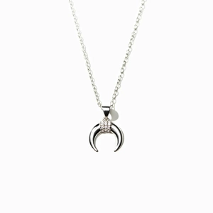 Collier minimaliste en argent S925 avec pendentif croissant de lune et zircons étincelants