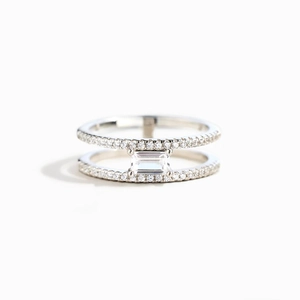 Ring aus S925 Sterlingsilber mit Doppelband, Smaragdschliff-Stein und Pavé-Fassung