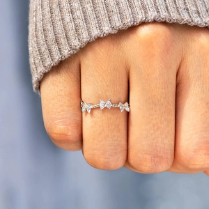 Bague papillon élégante en argent sterling S925 avec zircons brillants sur doigt de femme