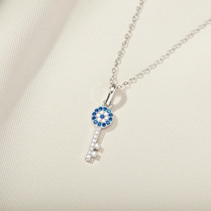 Collier clé œil maléfique en argent sterling S925 avec zircons sous un angle de 45°