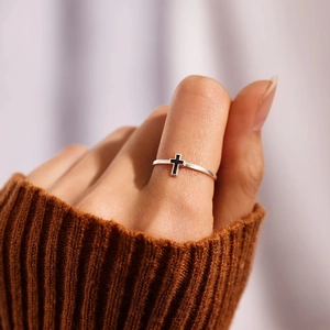 Bague minimaliste en argent sterling S925 avec croix en émail noir portée par un modèle