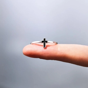Bague minimaliste en argent sterling S925 avec croix en émail noir sur anneau fin