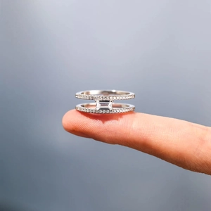 Eleganter S925 Sterlingsilber Doppelring mit Baguette-Schliff-Stein und Pavé-Besatz