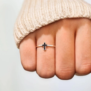 Bague minimaliste en argent sterling S925 avec croix en émail noir pour femme