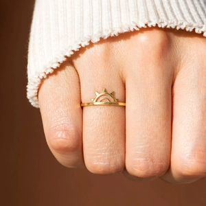 Minimalistischer S925 Sterlingsilber Sonnenring mit Goldfinish für einen modischen Look