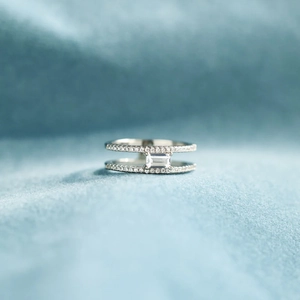 Makroaufnahme der zweilagigen S925-Silberring mit rechteckigem Stein und Pavé-Diamanten