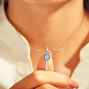 Collier clé en argent 925 avec pendentif œil maléfique et zircons bleus et blancs