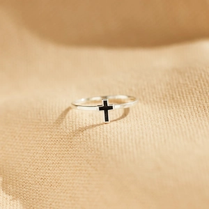 Vue détaillée d'une bague minimaliste en argent S925 avec un motif de croix en émail noir