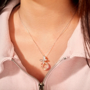 Collier papillon élégant en argent S925 avec cristal rose porté sur le cou d'un mannequin