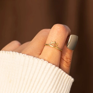 Minimalistischer S925 Silberring in Gold mit Sonnenaufgang-Design an der Hand eines Models