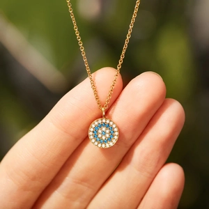 Collier élégant s925 argent œil maléfique doré avec cristaux bleus et blancs sur disque