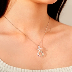 Détail du collier papillon en argent S925 avec cristal d'aurore et zircon sur un mannequin