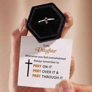 Détail d'une bague croix en argent s925 avec coffret velours et carte de message