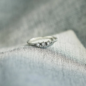 Bague minimaliste en argent sterling S925 avec trois étoiles en zircon et anneau perlé fin