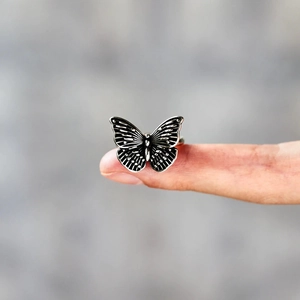 Elegant s925 sterling silver butterfly ring with vintage engraved wings for women