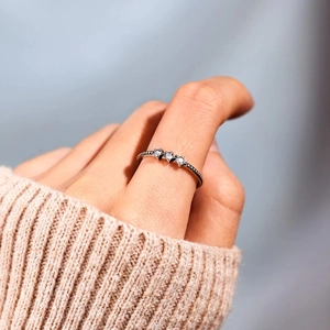 Bague en argent sterling S925 avec triple étoile en zircon sur un anneau délicat