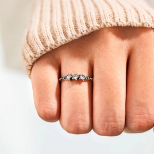 Bague élégante en argent sterling S925 avec trois étoiles en zircon sur un anneau perlé