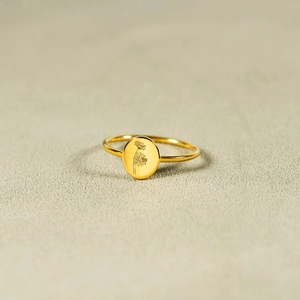 Minimalist gold S925 sterling silver birth month flower ring featuring an oval daisy engraving