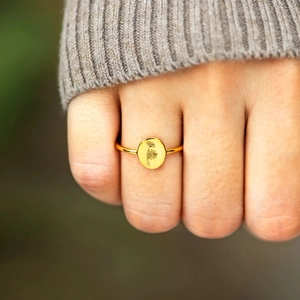 S925 sterling silver gold daisy flower birth month ring worn on female model hand