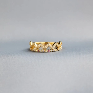 Détail de la bague couronne double en or 18 carats avec gemmes mauves et diamants