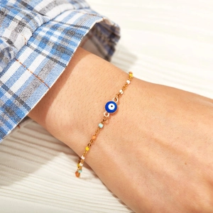 Bracelet œil bleu en argent s925 doré avec perles colorées porté au poignet