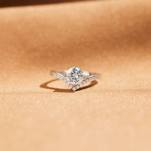 Bague couronne en argent sterling S925 en forme de V avec zircon rond et détails pavés