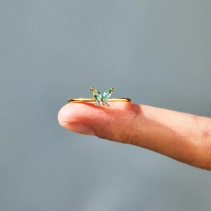 Bague papillon minimaliste en argent s925 avec zircons verts sur anneau doré fin