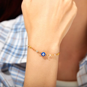Détail du bracelet mauvais œil en argent s925 avec perles émaillées au poignet