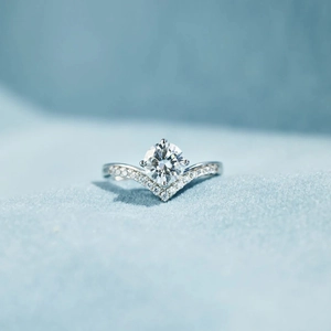 Détail d'une bague en argent en forme de V avec zircons brillants de style couronne