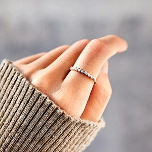 Elegant s925 sterling silver twisted wave ring with cubic zirconia for women