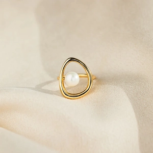 Elegant S925 sterling silver ring with irregular gold setting and white pearl center